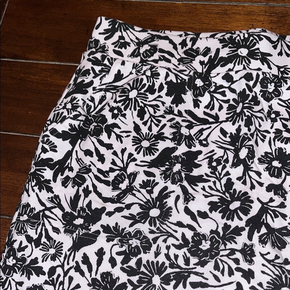 croft & barrow Black and White Floral Skort - Picture 2 of 7